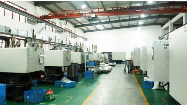 Yuyao Roc Plastic Manufactory Co., Ltd. linea di produzione del fabbricante